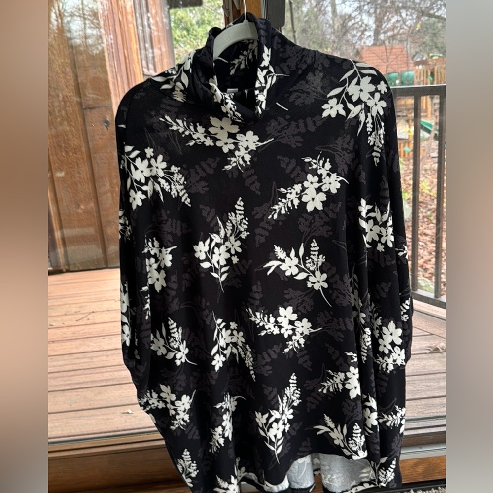 Lularoe Elsa Boxy Long Sleeve Turtle Neck Black floral print size large